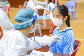 Học sinh Đà Nẵng được khám sàng lọc trước khi tiêm vaccine ngừa COVID-19. (Ảnh: Văn Dũng/TTXVN)