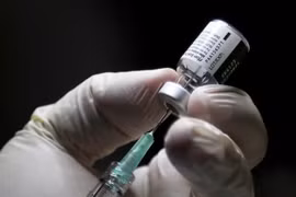 Vaccine phòng COVID-19 của hãng dược Pfizer/BioNTech. (Ảnh: AFP/TTXVN)