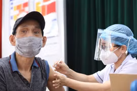 Nhân viên y tế tiêm vaccine phòng COVID-19 cho người dân tại điểm tiêm chủng quận Hai Bà Trưng (Hà Nội). (Ảnh: Minh Quyết/TTXVN)