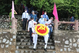 Lãnh đạo tỉnh Phú Yên cùng đại diện các đoàn thể, nhân dân thả vòng hoa tưởng niệm các chiến sỹ đã hy sinh để bảo vệ tàu không số và bến Vũng Rô trong kháng chiến chống Mỹ cứu nước. (Ảnh: TTXVN)