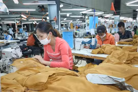 Sản xuất hàng dệt may. (Ảnh: TTXVN)