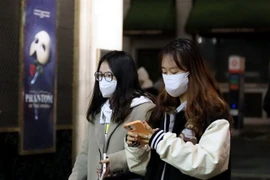 Người dân đeo khẩu trang phòng dịch COVID-19 tại London, Anh. (Ảnh: THX/TTXVN)