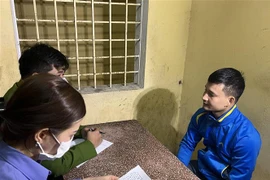 Lực lượng công an lấy lời khai của Trịnh Đình Anh. (Ảnh: TTXVN phát)