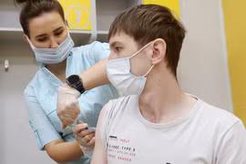 Tiêm vaccine ngừa COVID-19 cho người dân Nga. (Ảnh: TASS)