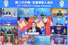 Thủ tướng Trung Quốc Lý Khắc Cường (giữa) dự Hội nghị Cấp cao ASEAN-Trung Quốc lần thứ 24 diễn ra dưới hình thức trực tuyến. (Ảnh: THX/TTXVN)
