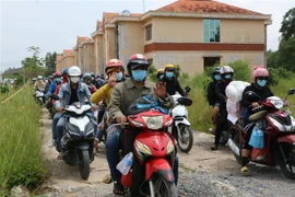 Người dân đi xe gắn máy về quê. (Ảnh: TTXVN phát)