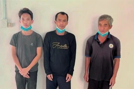 Các đối tượng chuẩn bị xuất cảnh trái phép qua biên giới bị bắt giữ. (Ảnh: TTXVN phát)