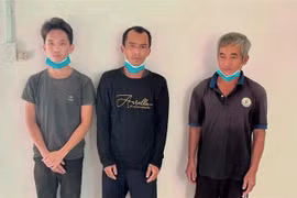 Các đối tượng chuẩn bị xuất cảnh trái phép qua biên giới bị bắt giữ. (Ảnh: TTXVN phát)