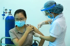 Tiêm vaccine phòng COVID-19 cho người dân. (Ảnh: Thế Duyệt/TTXVN)
