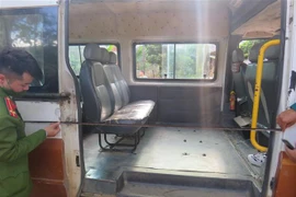 Lực lượng chức năng kiểm tra vị trí cửa xe bị rơi trong vụ tai nạn làm 2 học sinh thương vong ngày 22/11 tại Quốc lộ 12, thuộc địa phận Bản Mâm, xã Chiềng Sơ, huyện Sông Mã. (Ảnh: TTXVN phát)