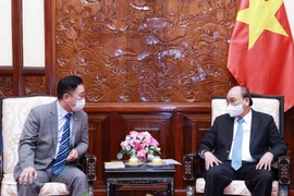  Chủ tịch nước Nguyễn Xuân Phúc tiếp ông Lý Xương Căn, hậu duệ đời thứ 31 của vua Lý Thái Tổ tại Hàn Quốc, Đại sứ du lịch Việt Nam tại Hàn Quốc nhiệm kỳ 2021-2024. (Ảnh: Thống Nhất/TTXVN)