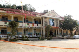 Trường Tiểu học Na Lốc, xã Bản Lầu, huyện Mường Khương đang được cách ly để lấy mẫu xét nghiệm cho giáo viên và học sinh. (Ảnh: Quốc Khánh/TTXVN)