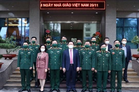 Trưởng ban Tuyên giáo Trung ương Nguyễn Trọng Nghĩa chụp ảnh chung với lãnh đạo, sỹ quan, chỉ huy, giảng viên Học viện Chính trị Quốc phòng. (Ảnh: Phạm Kiên/TTXVN)