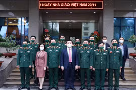 Trưởng ban Tuyên giáo Trung ương Nguyễn Trọng Nghĩa chụp ảnh chung với lãnh đạo, sỹ quan, chỉ huy, giảng viên Học viện Chính trị Quốc phòng. (Ảnh: Phạm Kiên/TTXVN)
