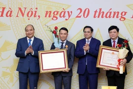 Chủ tịch nước Nguyễn Xuân Phúc và Thủ tướng Phạm Minh Chính trao Huân chương Độc lập hạng Ba tặng nguyên Tổng giám đốc Thông tấn xã Việt Nam Nguyễn Đức Lợi; nguyên Tổng Giám đốc Đài tiếng nói Việt Nam Nguyễn Thế Kỷ. (Ảnh: Dương Giang/TTXVN)