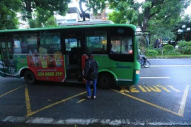 Xe buýt đón khách tại trạm đón, trả khách trên phố Giảng Võ, Hà Nội. (Ảnh: Tuấn Anh/TTXVN)