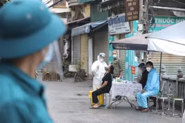 Lấy mẫu xét nghiệm COVID-19 cho người dân ở Hà Nội. (Nguồn: TTXVN)