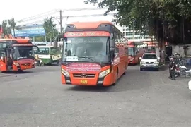 Hỗ trợ người dân từ Thành phố Hồ Chí Minh về quê. (Ảnh minh họa. Nguồn: TTXVN)