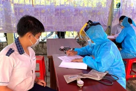 Học sinh THPT tỉnh Sóc Trăng bắt đầu được tiêm vaccine phòng COVID-19. (Ảnh: TTXVN phát)