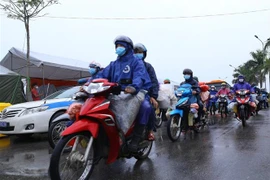 Người dân di chuyển về quê. (Nguồn: TTXVN)