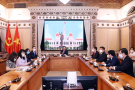 Ông Phan Văn Mãi, Chủ tịch Ủy ban Nhân dân TP.HCM có buổi gặp trực tuyến với ông Andrew Jeffries, Giám đốc Quốc gia ADB. (Ảnh: Xuân Khu/TTXVN)