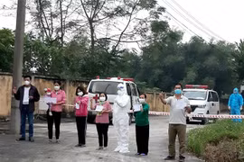 Bảy bệnh nhân đầu tiên của Bệnh viện điều trị COVID-19 số 1 được xuất viện. (Ảnh: Thu Hằng/TTXVN)