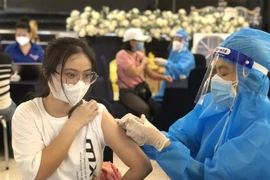 Tiêm vaccine ngừa COVID-19 cho người dân ở Quy Nhơn, Bình ĐỊnh. (Nguồn: TTXVN)