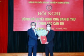 Ông Nguyễn Quang Dương, Ủy viên Trung ương Đảng, Phó Trưởng Ban Tổ chức Trung ương trao quyết định cho ông Hồ Xuân Trường. (Ảnh: Phương Hoa/TTXVN)