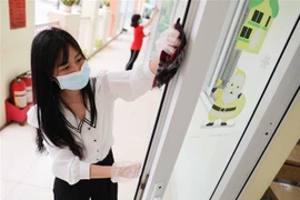 Vệ sinh khử khuẩn trường lớp. (Ảnh: TTXVN)