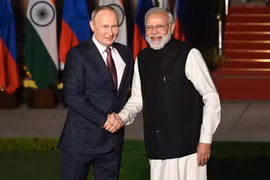 Ngày 6/12 tại New Delhi, Thủ tướng Ấn Độ Narendra Modi (phải) hội đàm với Tổng thống Nga Vladimir Putin (trái), khẳng định mối quan hệ Ấn Độ-Nga là một mô hình độc đáo và đáng tin cậy của tình hữu nghị giữa các quốc gia. (Ảnh: AFP/TTXVN)