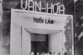 Chủ tịch Hồ Chí Minh đến dự Khai mạc triển lãm Văn hóa tại Nhà hát lớn, Hà Nội (7/10/1945). (Ảnh: TTXVN) 