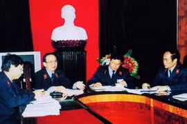 Đồng chí Hà Mạnh Trí (thứ hai từ trái sang). (Nguồn: Baovephapluat.vn)