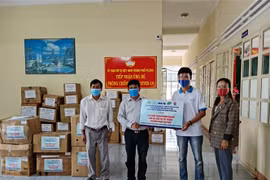 Đoàn Thanh niên TTXVN trao tặng vật tư y tế cho Ban chỉ đạo phòng chống dịch thành phố Pleiku, tỉnh Gia Lai. (Ảnh: TTXVN phát)