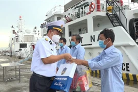 Đưa ngư dân gặp nạn vào bờ. (Ảnh minh họa: Đức Thọ/TTXVN)