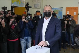 Tổng thống Bulgaria Rumen Radev bỏ phiếu vòng hai cuộc bầu cử Tổng thống tại điểm bầu cử ở Sofia. (Ảnh: AFP/TTXVN)