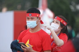 Khán giả đến cổ vũ cho đội nhà tại sân vận động Mỹ Đình. (Ảnh: Minh Quyết/TTXVN)