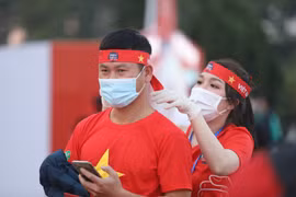Khán giả đến cổ vũ cho đội nhà tại sân vận động Mỹ Đình. (Ảnh: Minh Quyết/TTXVN)