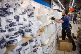 Đồ nhựa dùng một lần được bày bán ở Israel. (Nguồn: Times of Israel)