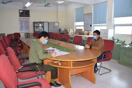 Cán bộ công an làm việc với bị can trong vụ án. (Nguồn: Congluan.vn)