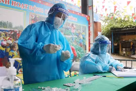 Nhân viên y tế xét nghiệm sàng lọc cho người dân phường Gia Cẩm, thành phố Việt Trì, tỉnh Phú Thọ. (Ảnh: Trung Kiên/TTXVN)