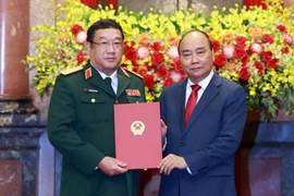 Chủ tịch nước Nguyễn Xuân Phúc trao quyết định thăng quân hàm Thượng tướng cho Thứ trưởng Bộ Quốc phòng Phạm Hoài Nam. (Ảnh: Thống Nhất/TTXVN)