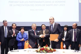 Thủ tướng Phạm Minh Chính chứng kiến lễ ký bản ghi nhớ chương trình hợp tác trong lĩnh vực chăm sóc sức khỏe giai đoạn 2021-2023 giữa Tổng công ty Dược Việt Nam và Sanofi. (Ảnh: Dương Giang/TTXVN)