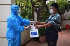 Ca F0 tại xã Cao Xá, huyện Lâm Thao, tỉnh Phú Thọ được phát thuốc điều trị tại nhà. (Ảnh: Diệp Trương/TTXVN)