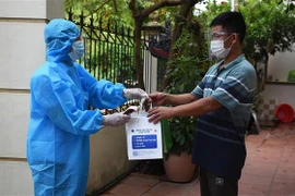 Ca F0 tại xã Cao Xá, huyện Lâm Thao, tỉnh Phú Thọ được phát thuốc điều trị tại nhà. (Ảnh: Diệp Trương/TTXVN)