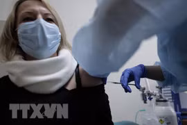 Tiêm vaccine ngừa COVID-19. (Nguồn: AFP/TTXVN)