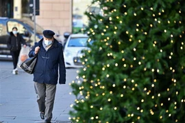 Người dân đeo khẩu trang phòng dịch COVID-19 tại Rome, Italy, ngày 30/11/2021. (Ảnh: THX/TTXVN)