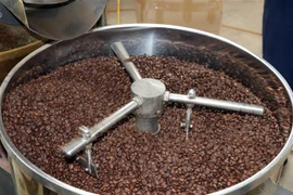 Một mẻ càphê sau khi được rang tại Hợp tác xã cà phê Bích Thao, Sơn La. (Ảnh: Hữu Quyết/TTXVN)