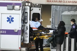 Chuyển bệnh nhân nhiễm COVID-19 tới điều trị tại bệnh viện ở Mỹ. (Nguồn: AFP/TTXVN)
