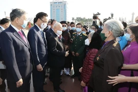 Tổng Bí thư Nguyễn Phú Trọng thăm hỏi nhân dân thành phố Hưng Yên, tỉnh Hưng Yên. (Ảnh: Trí Dũng/TTXVN)