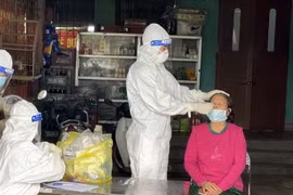 Lấy mẫu xét nghiệm COVID-19 cho người dân xã Quang Trung, thị xã Bỉm Sơn, tỉnh Thanh Hóa. (Ảnh: Nguyễn Nam/TTXVN)